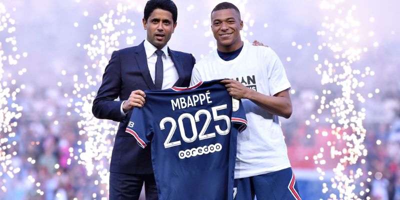 Mbappe đã ký một bản hợp đồng mới với PSG vào năm 2022 với mức thu nhập kỷ lục