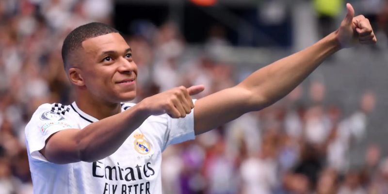 Mbappe trong buổi lễ ra mắt chính thức Real Madrid